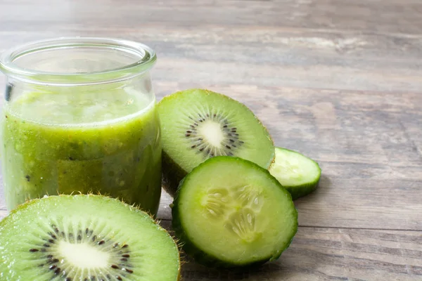 Grön smoothie med gurka, kiwi och äpplen — Stockfoto