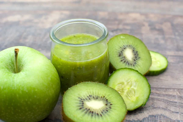 Grön smoothie med gurka, kiwi och äpplen — Stockfoto