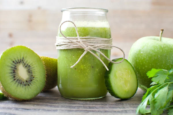 Batido verde con pepino, kiwi y manzanas — Foto de Stock