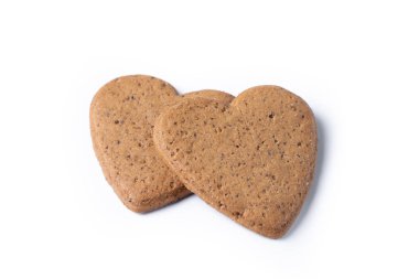 Beyaz arka plan üzerinde izole kalp şeklinde zencefilli kurabiye