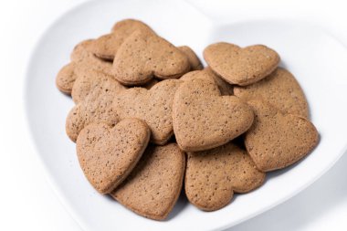 Beyaz arka plan üzerinde izole kalp şeklinde zencefilli kurabiye