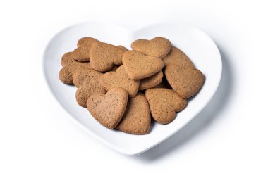 Beyaz arka plan üzerinde izole kalp şeklinde zencefilli kurabiye