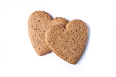 Beyaz arka plan üzerinde izole kalp şeklinde zencefilli kurabiye