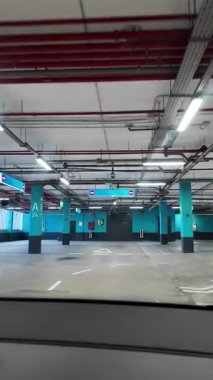 Araba kapalı otoparktan geçiyor, iç mekan.