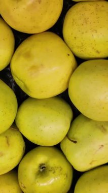 Süpermarkette dönen elmaların üst görünümü