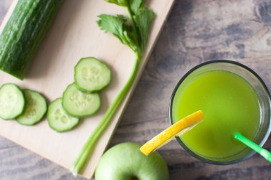 Salatalık, kivi ve elma yeşil smoothie