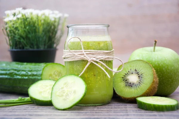 Zelený koktejl s okurkou, kiwi a jablka — Stock fotografie