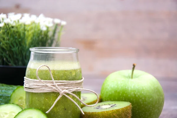 Frullato verde con cetriolo, kiwi e mele — Foto Stock