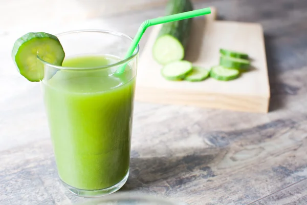 Smoothie verde com pepino, quivi e maçãs — Fotografia de Stock