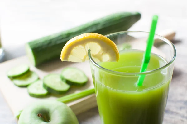 Smoothie verde com pepino, quivi e maçãs — Fotografia de Stock