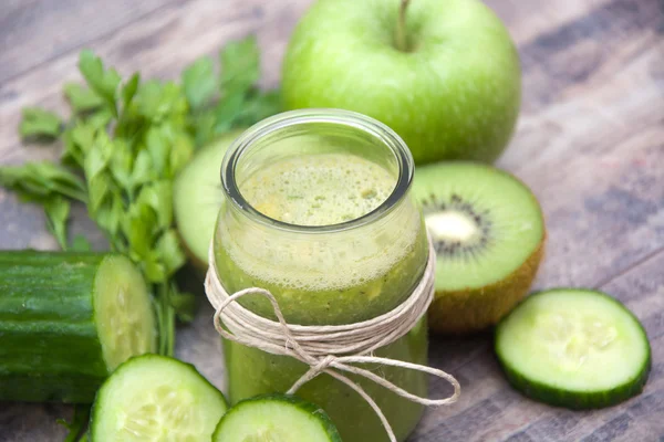 Zelený koktejl s okurkou, kiwi a jablka — Stock fotografie