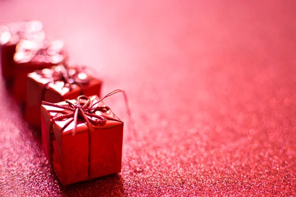 Rode geschenkdozen en rode glitter achtergrond. Oude stijl — Stockfoto