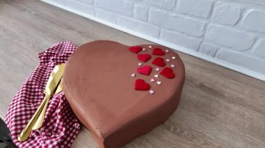 Sevgililer Günü ya da Anneler Günü için aşk sembolü olan romantik pasta.