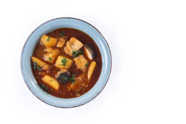 Beyaz arka planda geleneksel olarak hazırlanmış morina balığı ve İspanyol patatesleri. Paskalya yemeği. Üst Manzara. Boşluğu kopyala