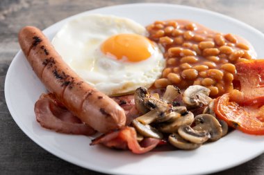 Yağda yumurta, pastırma, sosis ve fasulyeli tam İngiliz kahvaltısı..