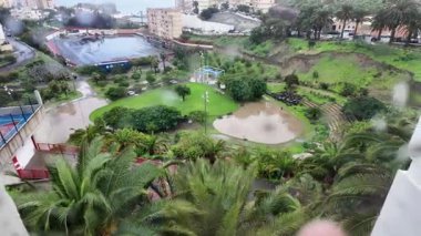 Pencerenin arkasındaki el yağmuru izliyor.