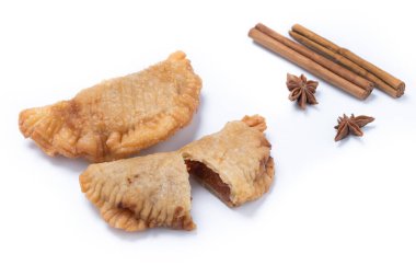 Beyaz arkaplanda kabak empanadilla izole