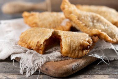 Tahta masada ev yapımı balkabağı empanadillası.
