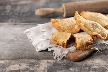 Tahta masada ev yapımı balkabağı empanadillası.