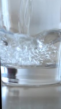 Bir bardağa su dökmek. Kapat.