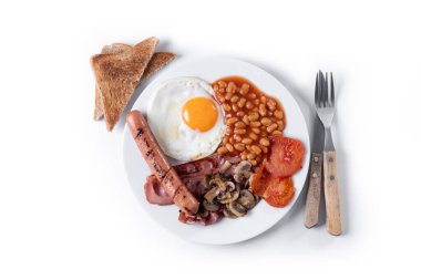 Yağda yumurta, pastırma, sosis ve fasulyeli tam İngiliz kahvaltısı beyaz arka planda izole.