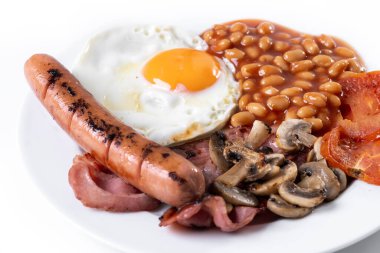 Yağda yumurta, pastırma, sosis ve fasulyeli tam İngiliz kahvaltısı beyaz arka planda izole.
