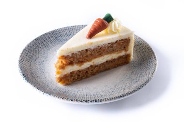 Beyaz arka planda izole edilmiş krem peynirli havuçlu kek dilimi.