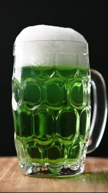 Aziz Patrick Günü için köpüklü yeşil bira bardağı.