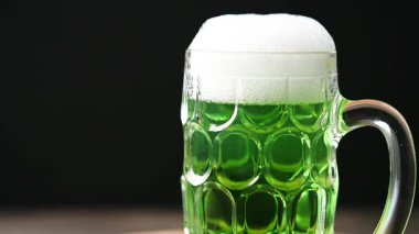 Aziz Patrick Günü için köpüklü yeşil bira bardağı.