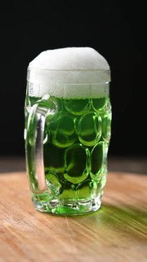 Aziz Patrick Günü için köpüklü yeşil bira bardağı.