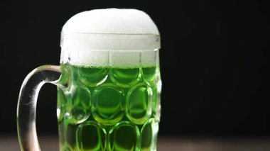 Aziz Patrick Günü için köpüklü yeşil bira bardağı.