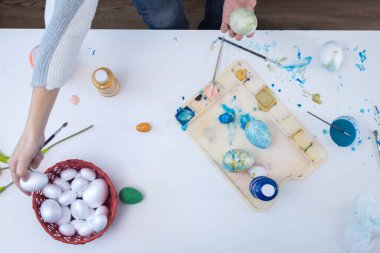 Anne ve kızı tablo Easter Eggs evde.