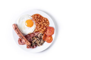 Tam İngiliz kahvaltısı, kızarmış yumurta, pastırma, sosis ve beyaz arka planda izole fasulye. Üst Manzara. Boşluğu kopyala