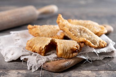 Tahta masada ev yapımı balkabağı empanadillası.