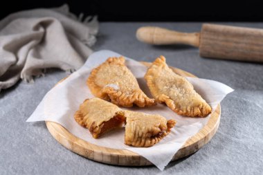 Gri taşlı arka planda ev yapımı tatlı balkabağı empanadillası