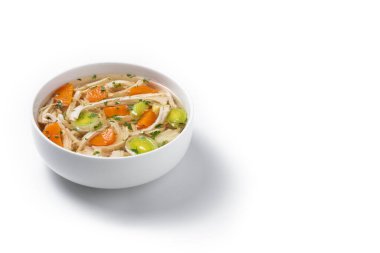 Beyaz arka planda izole edilmiş taze ev yapımı tavuk çorbası, doğranmış tavuk, havuç ve kereviz ile servis edilir. Boşluğu kopyala