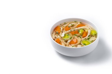 Beyaz arka planda izole edilmiş taze ev yapımı tavuk çorbası, doğranmış tavuk, havuç ve kereviz ile servis edilir. Boşluğu kopyala