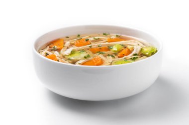 Beyaz arka planda izole edilmiş taze ev yapımı tavuk çorbası, doğranmış tavuk, havuç ve kereviz ile servis edilir.