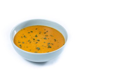 Mavi Kasedeki Kremalı Havuç Çorbası beyaz arka planda izole edilmiş. Boşluğu kopyala