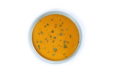 Mavi Kasedeki Kremalı Havuç Çorbası beyaz arka planda izole edilmiş