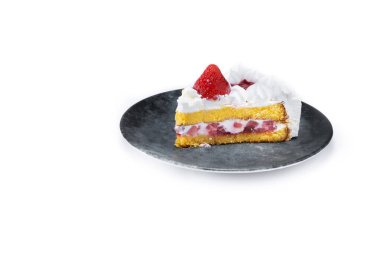 Beyaz arka planda izole edilmiş taze çilekli çilekli bir dilim çilekli pasta.