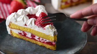 Tahta masada çilekli kek dilimi