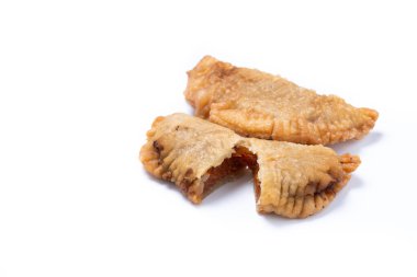 Beyaz arka planda izole edilmiş ev yapımı balkabağı empanadillaları.