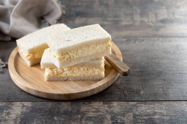 Tamago Sando sandviçi beyaz ahşap masada. Boşluğu kopyala