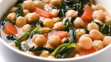 Nohut ve beyaz tahta masada havuçlu ıspanak çorbası.