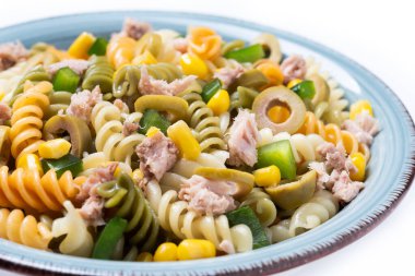 Beyaz arka planda izole edilmiş ton balığı, mısır ve zeytinli makarna salatası. Kapat.