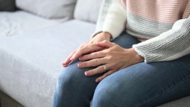 Endişe içinde ellerini hareket ettiren sinirli kadına yakın durun.