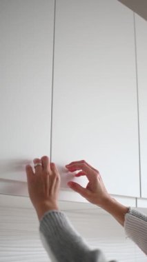 Kadın neredeyse boş kiler, yiyecek kıtlığı ve enflasyon konsepti açıyor.