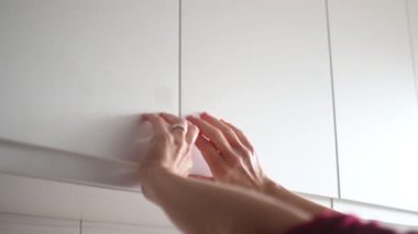 Kadın neredeyse boş kiler, yiyecek kıtlığı ve enflasyon konsepti açıyor.