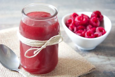 Ahşap masa üzerinde Ahududu reçeli